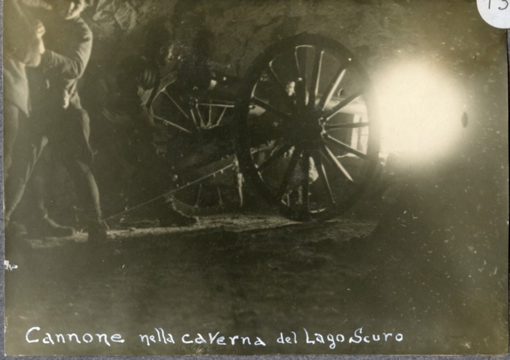 Cannone nella caverna del Lagoscuro