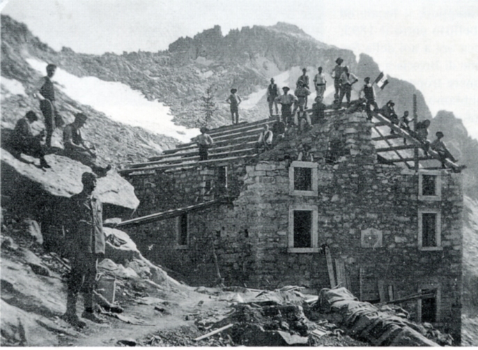 Rifugio Brescia al passo Dernal