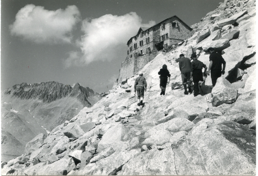 Rifugio ai Caduti dell'Adamello